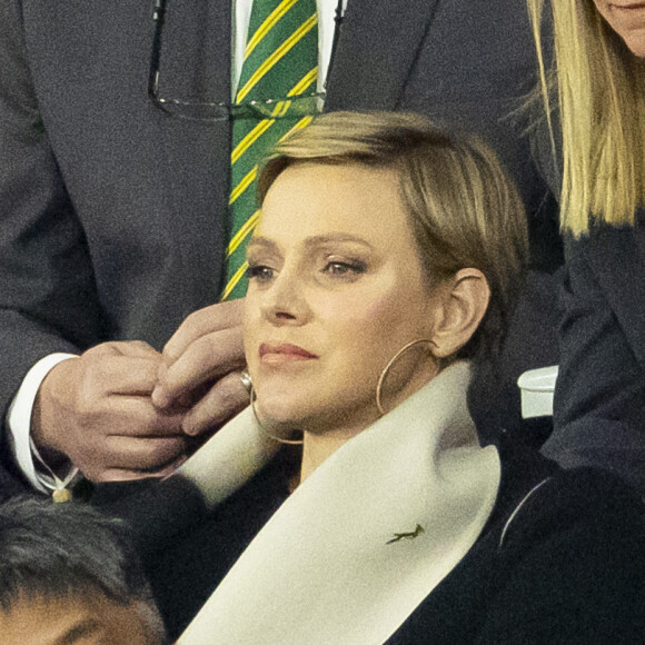La princesse Charlène de Monaco dans les tribunes lors de la demi-finale de la Coupe du Monde de Rugby opposant l'Angleterre à l'Afrique du Sud (15 - 16) au Stade de France à Saint-Denis, France, le 21 octobre 2023. © Cyril Moreau/Bestimage