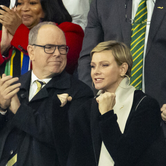 La soirée du samedi, Charlene de Monaco ne l'oubliera pas.
Le prince Albert II de Monaco et la princesse Charlène de Monaco dans les tribunes lors de la demi-finale de la Coupe du Monde de Rugby opposant l'Angleterre à l'Afrique du Sud (15 - 16) au Stade de France à Saint-Denis, France. © Cyril Moreau/Bestimage