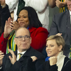 La sportive s'est jetée dans les bras de tous, et son époux n'en revenait pas.
Le prince Albert II de Monaco et la princesse Charlène de Monaco dans les tribunes lors de la demi-finale de la Coupe du Monde de Rugby opposant l'Angleterre à l'Afrique du Sud (15 - 16) au Stade de France à Saint-Denis, France, le 21 octobre 2023. © Cyril Moreau/Bestimage