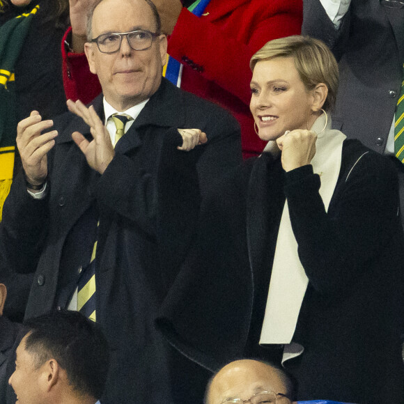 Le prince Albert II de Monaco et la princesse Charlène de Monaco dans les tribunes lors de la demi-finale de la Coupe du Monde de Rugby opposant l'Angleterre à l'Afrique du Sud (15 - 16) au Stade de France à Saint-Denis, France, le 21 octobre 2023. © Cyril Moreau/Bestimage