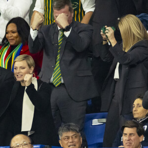 Le prince Albert II de Monaco et la princesse Charlène de Monaco dans les tribunes lors de la demi-finale de la Coupe du Monde de Rugby opposant l'Angleterre à l'Afrique du Sud (15 - 16) au Stade de France à Saint-Denis, France, le 21 octobre 2023. © Cyril Moreau/Bestimage