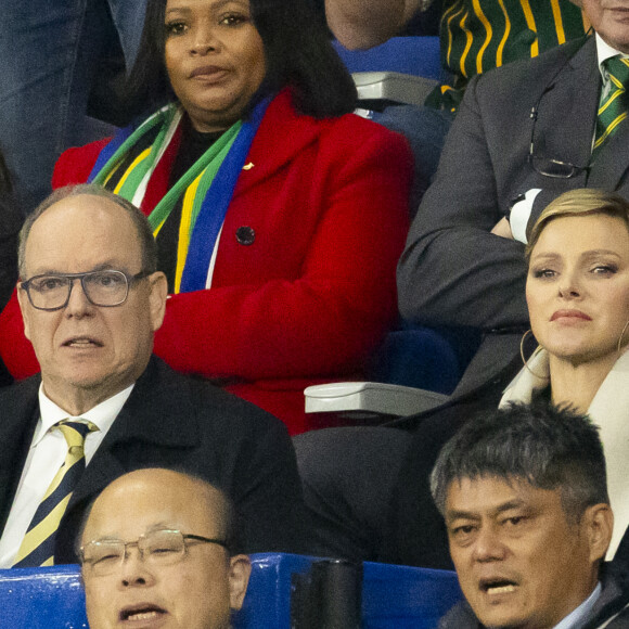 Le prince Albert II de Monaco et la princesse Charlène de Monaco dans les tribunes lors de la demi-finale de la Coupe du Monde de Rugby opposant l'Angleterre à l'Afrique du Sud (15 - 16) au Stade de France à Saint-Denis, France, le 21 octobre 2023. © Cyril Moreau/Bestimage