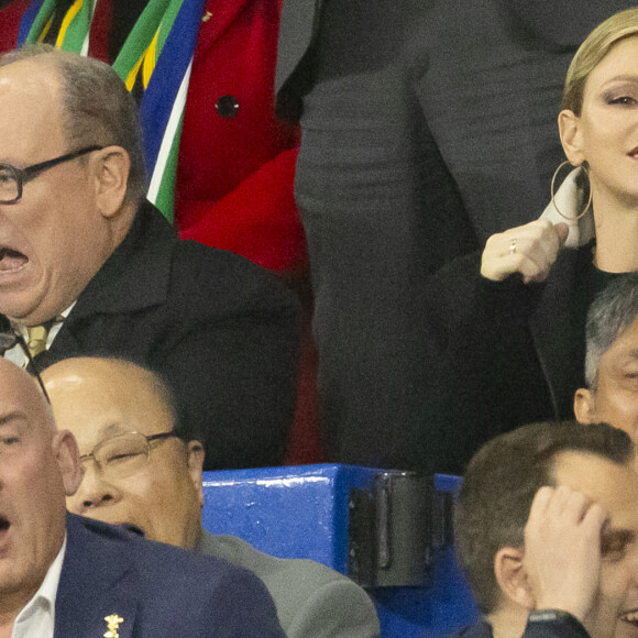 Le prince Albert II de Monaco et la princesse Charlène de Monaco dans les tribunes lors de la demi-finale de la Coupe du Monde de Rugby opposant l'Angleterre à l'Afrique du Sud (15 - 16) au Stade de France à Saint-Denis, France, le 21 octobre 2023. © Cyril Moreau/Bestimage