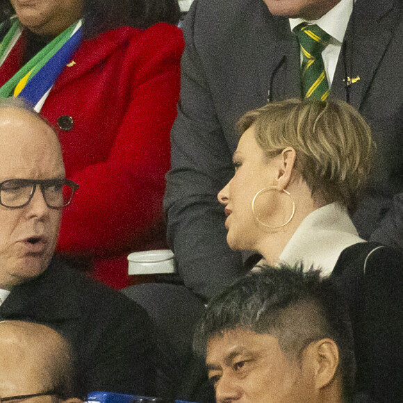 Le prince Albert II de Monaco et la princesse Charlène de Monaco dans les tribunes lors de la demi-finale de la Coupe du Monde de Rugby opposant l'Angleterre à l'Afrique du Sud (15 - 16) au Stade de France à Saint-Denis, France, le 21 octobre 2023. © Cyril Moreau/Bestimage