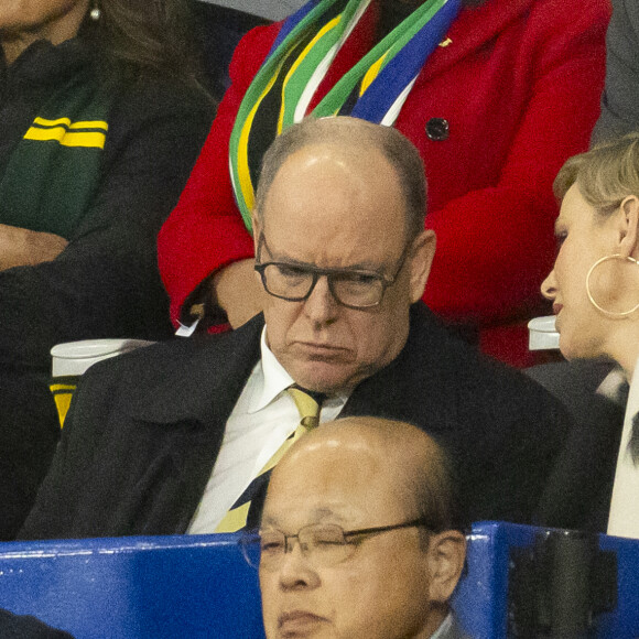 Le prince Albert II de Monaco et la princesse Charlène de Monaco dans les tribunes lors de la demi-finale de la Coupe du Monde de Rugby opposant l'Angleterre à l'Afrique du Sud (15 - 16) au Stade de France à Saint-Denis, France, le 21 octobre 2023. © Cyril Moreau/Bestimage