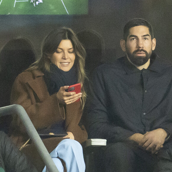 Nikola Karabatic et sa femme Géraldine Pillet dans les tribunes lors de la demi-finale de la Coupe du Monde de Rugby opposant l'Angleterre à l'Afrique du Sud (15 - 16) au Stade de France à Saint-Denis, France, le 21 octobre 2023. © Cyril Moreau/Bestimage