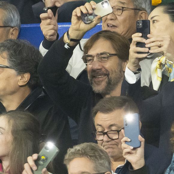 Javier Bardem dans les tribunes lors de la demi-finale de la Coupe du Monde de Rugby opposant l'Angleterre à l'Afrique du Sud (15 - 16) au Stade de France à Saint-Denis, France, le 21 octobre 2023. © Cyril Moreau/Bestimage