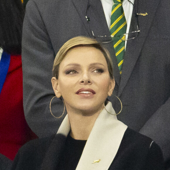 Le prince Albert II de Monaco et la princesse Charlène de Monaco dans les tribunes lors de la demi-finale de la Coupe du Monde de Rugby opposant l'Angleterre à l'Afrique du Sud (15 - 16) au Stade de France à Saint-Denis, France, le 21 octobre 2023. © Cyril Moreau/Bestimage