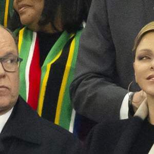 Le prince Albert II de Monaco et la princesse Charlène de Monaco dans les tribunes lors de la demi-finale de la Coupe du Monde de Rugby opposant l'Angleterre à l'Afrique du Sud (15 - 16) au Stade de France à Saint-Denis, France, le 21 octobre 2023. © Cyril Moreau/Bestimage