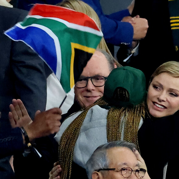 Le Prince Albert II et Charlène de Monaco dans les tribunes lors de la demi-finale de la Coupe du Monde de Rugby opposant l'Angleterre à l'Afrique du Sud (15 - 16) au Stade de France à Saint-Denis, France, le 21 octobre 2023. © Dominique Jacovides/Bestimage