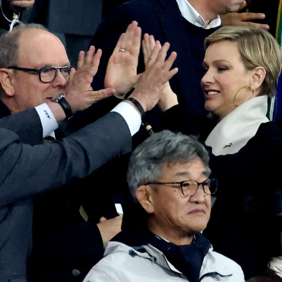 Le prince Albert II de Monaco, la princesse Charlène de Monaco et Amélie Oudéa-Castéra, ministre des Sports et des Jeux olympiques et paralympiques, dans les tribunes lors de la demi-finale de la Coupe du Monde de Rugby opposant l'Angleterre à l'Afrique du Sud (15 - 16) au Stade de France à Saint-Denis, France, le 21 octobre 2023. © Dominique Jacovides/Bestimage