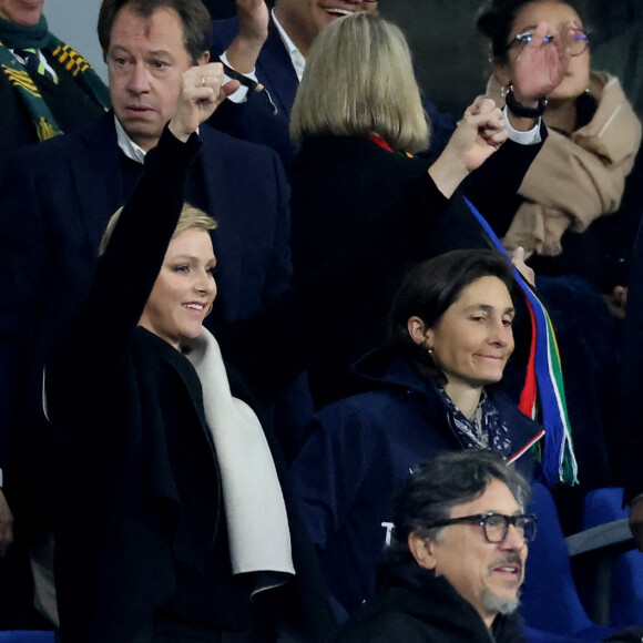 Le prince Albert II de Monaco, la princesse Charlène de Monaco et Amélie Oudéa-Castéra, ministre des Sports et des Jeux olympiques et paralympiques, dans les tribunes lors de la demi-finale de la Coupe du Monde de Rugby opposant l'Angleterre à l'Afrique du Sud (15 - 16) au Stade de France à Saint-Denis, France, le 21 octobre 2023. © Dominique Jacovides/Bestimage