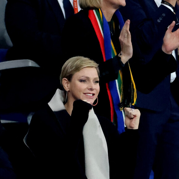 Le Prince Albert II et Charlène de Monaco dans les tribunes lors de la demi-finale de la Coupe du Monde de Rugby opposant l'Angleterre à l'Afrique du Sud (15 - 16) au Stade de France à Saint-Denis, France, le 21 octobre 2023. © Dominique Jacovides/Bestimage