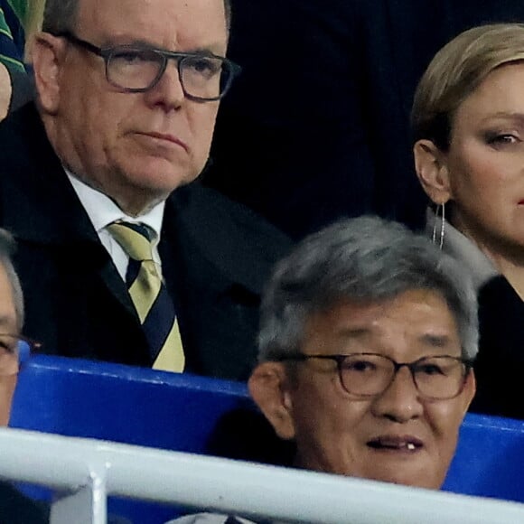 Le Prince Albert II et Charlène de Monaco dans les tribunes lors de la demi-finale de la Coupe du Monde de Rugby opposant l'Angleterre à l'Afrique du Sud (15 - 16) au Stade de France à Saint-Denis, France, le 21 octobre 2023. © Dominique Jacovides/Bestimage