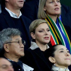 Le Prince Albert II et Charlène de Monaco dans les tribunes lors de la demi-finale de la Coupe du Monde de Rugby opposant l'Angleterre à l'Afrique du Sud (15 - 16) au Stade de France à Saint-Denis, France, le 21 octobre 2023. © Dominique Jacovides/Bestimage