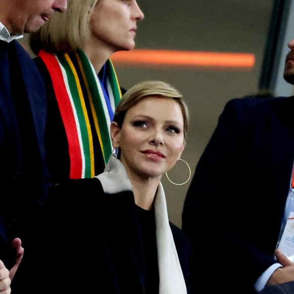 Le Prince Albert II et Charlène de Monaco dans les tribunes lors de la demi-finale de la Coupe du Monde de Rugby opposant l'Angleterre à l'Afrique du Sud (15 - 16) au Stade de France à Saint-Denis, France, le 21 octobre 2023. © Dominique Jacovides/Bestimage