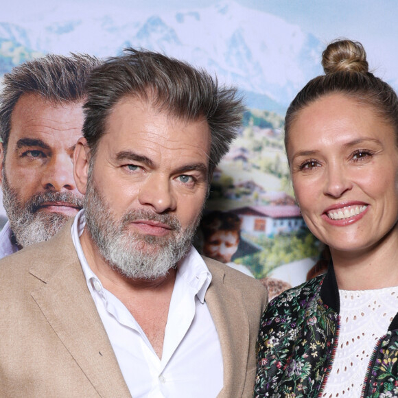 Clovis Cornillac et son épouse Lilou Fogli lors de l'avant-première du film "Monsieur le maire" au cinéma UGC Danton à Paris le 17 octobre 2023.