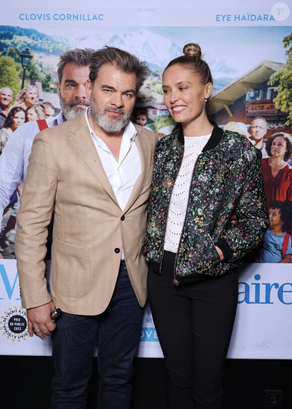Clovis Cornillac et sa femme Lilou Fogli lors de l'avant-première du film "Monsieur le maire" au cinéma UGC Danton à Paris le 17 octobre 2023.