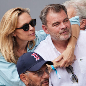 Clovis Cornillac et sa femme Lilou Fogli - Célébrités en tribunes des Internationaux de France de tennis de Roland Garros 2023 à Paris le 11 juin 2023.