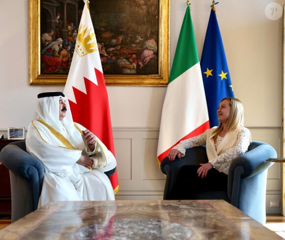 La Première ministre italienne Giorgia Meloni reçoit Hamad ben Issa Al Khalifa, roi du Bahreïn, au palais Chigi à Rome, le 17 octobre 2023.