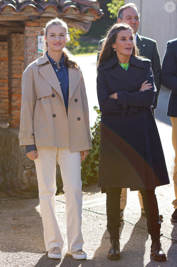 Et la mère etla fille se sont bien amusées, collées l'une à l'autre.
La reine Letizia, la princesse Leonor - La famille royale d'Espagne en visite dans les plus beaux villages 2023 des Asturies. Le 21 octobre 2023