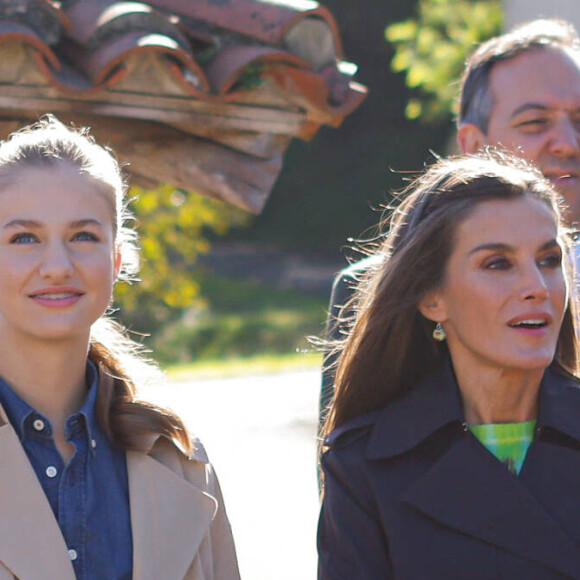 Et la mère etla fille se sont bien amusées, collées l'une à l'autre.
La reine Letizia, la princesse Leonor - La famille royale d'Espagne en visite dans les plus beaux villages 2023 des Asturies. Le 21 octobre 2023