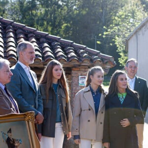 La reine Letizia, le roi Felipe VI, la princesse Leonor, la princesse Sofia - La famille royale d'Espagne en visite dans les plus beaux villages 2023 des Asturies. Le 21 octobre 2023