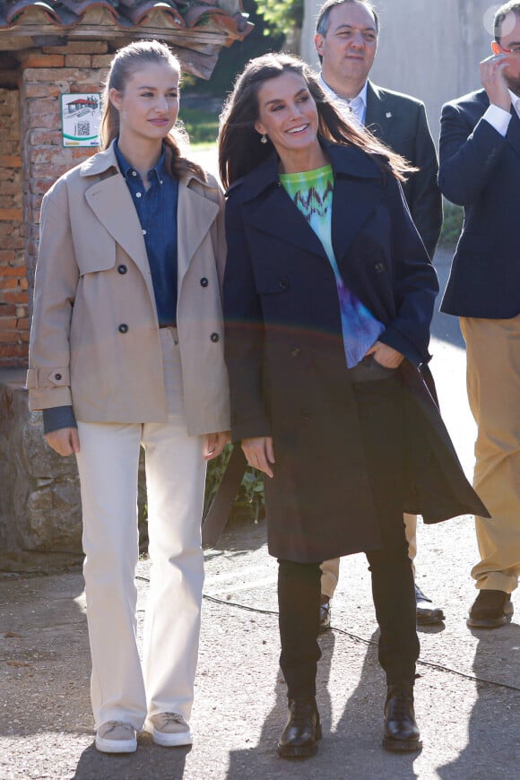 La reine Letizia, la princesse Leonor - La famille royale d'Espagne en visite dans les plus beaux villages 2023 des Asturies. Le 21 octobre 2023
