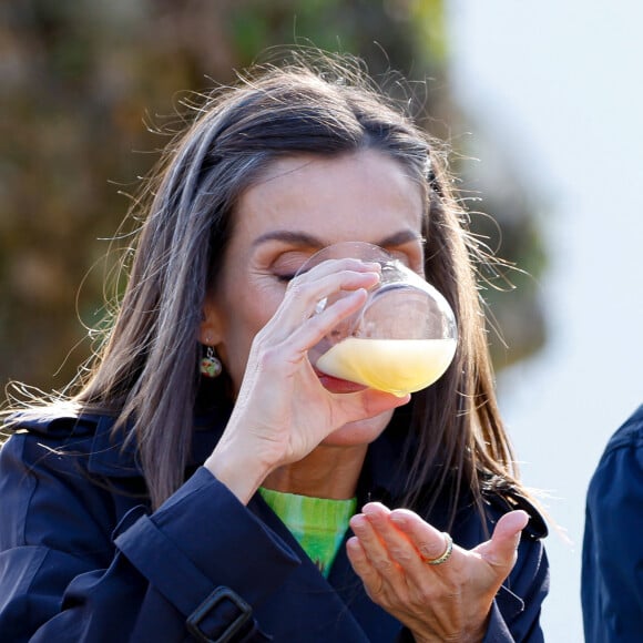 La reine Letizia - La famille royale d'Espagne en visite dans les plus beaux villages 2023 des Asturies. Le 21 octobre 2023