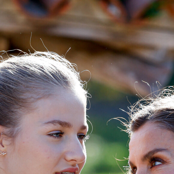 La reine Letizia, la princesse Leonor - La famille royale d'Espagne en visite dans les plus beaux villages 2023 des Asturies. Le 21 octobre 2023