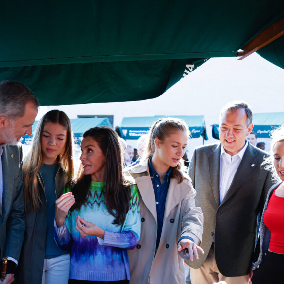 La reine Letizia, le roi Felipe VI, la princesse Leonor, la princesse Sofia - La famille royale d'Espagne en visite dans les plus beaux villages 2023 des Asturies. Le 21 octobre 2023