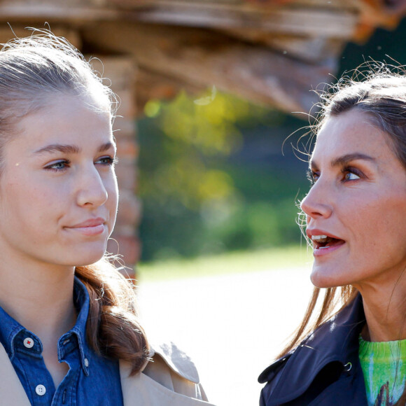 La reine Letizia, la princesse Leonor - La famille royale d'Espagne en visite dans les plus beaux villages 2023 des Asturies. Le 21 octobre 2023