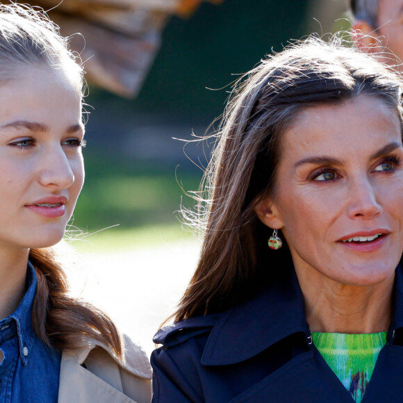 La reine Letizia, la princesse Leonor - La famille royale d'Espagne en visite dans les plus beaux villages 2023 des Asturies. Le 21 octobre 2023