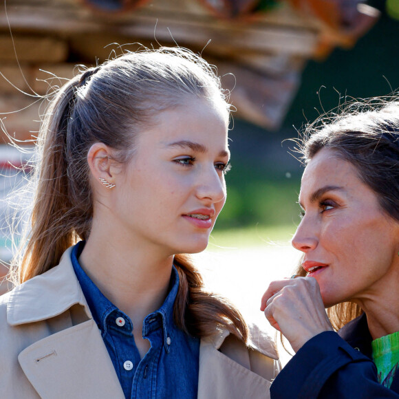 La reine Letizia, la princesse Leonor - La famille royale d'Espagne en visite dans les plus beaux villages 2023 des Asturies. Le 21 octobre 2023