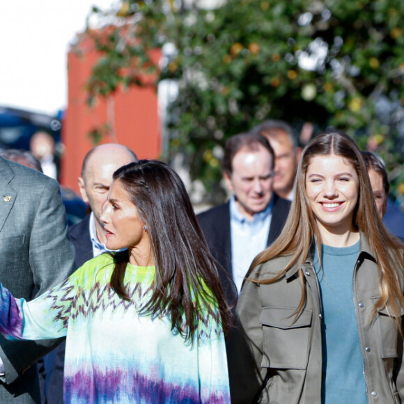 La reine Letizia, le roi Felipe VI, la princesse Leonor, la princesse Sofia - La famille royale d'Espagne en visite dans les plus beaux villages 2023 des Asturies. Le 21 octobre 2023