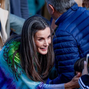 La reine Letizia - La famille royale d'Espagne en visite dans les plus beaux villages 2023 des Asturies. Le 21 octobre 2023