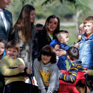 La reine Letizia, le roi Felipe VI, la princesse Sofia - La famille royale d'Espagne en visite dans les plus beaux villages 2023 des Asturies. Le 21 octobre 2023