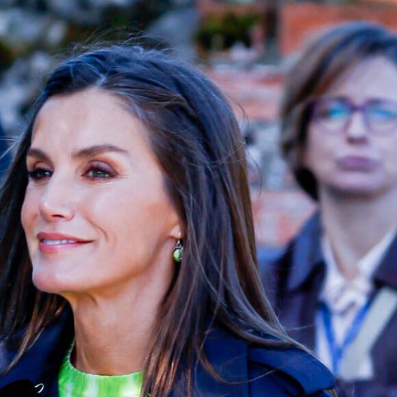 La reine Letizia - La famille royale d'Espagne en visite dans les plus beaux villages 2023 des Asturies. Le 21 octobre 2023