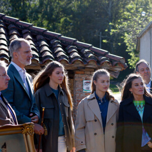 La reine Letizia, le roi Felipe VI, la princesse Leonor, la princesse Sofia - La famille royale d'Espagne en visite dans les plus beaux villages 2023 des Asturies. Le 21 octobre 2023