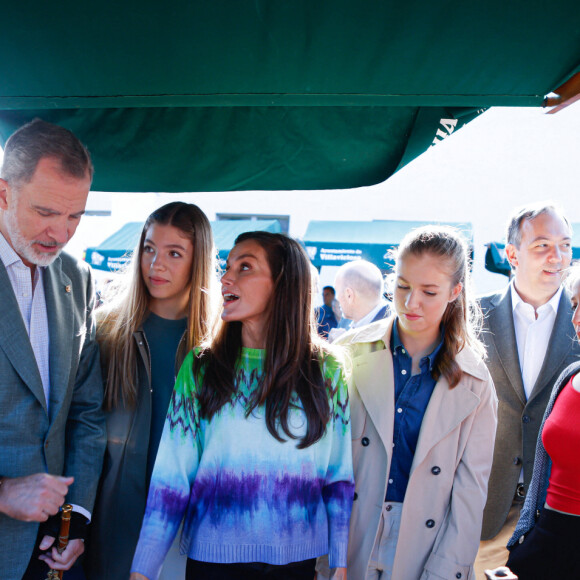 La reine Letizia, le roi Felipe VI, la princesse Leonor, la princesse Sofia - La famille royale d'Espagne en visite dans les plus beaux villages 2023 des Asturies. Le 21 octobre 2023