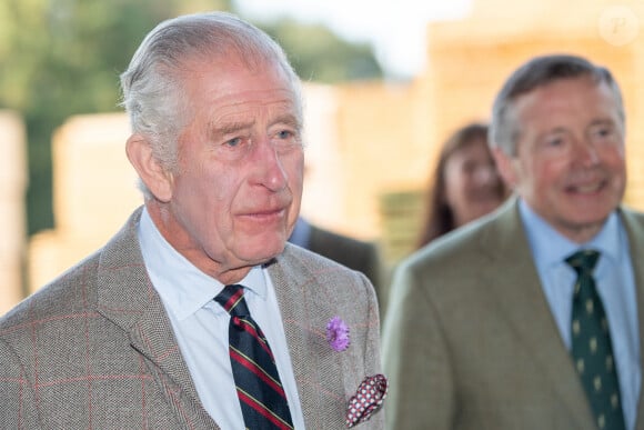 Le roi Charles III d'Angleterre, lors d'une visite à la scierie James Jones and Sons à Aboyne, après des travaux de modernisation, le 3 octobre 2023.