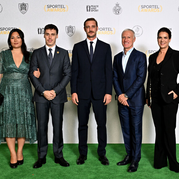 Et de Didier Deschamps, fier entraîneur de l'équipe de France de football !
Marie, son mari Louis Ducruet, Pierre Casiraghi, Didier Deschamps et Katarina Witt au photocall de la soirée des Sportel Awards 2023 au Grimaldi Forum à Monaco, le 23 octobre 2023. Les Sportel Awards sont une compétition internationale visant à récompenser les plus belles images de sport de l'année dans le cadre du Sportel qui est un salon international du sport et des médias qui se déroule en Principauté. © Bruno Bebert/Bestimage 