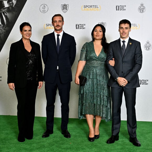 Pour profiter en famille des Sportel Awards 2023
Katarina Witt, Pierre Casiraghi, Marie et Louis Ducruet au photocall de la soirée des Sportel Awards 2023 au Grimaldi Forum à Monaco, le 23 octobre 2023. Les Sportel Awards sont une compétition internationale visant à récompenser les plus belles images de sport de l'année dans le cadre du Sportel qui est un salon international du sport et des médias qui se déroule en Principauté. © Bruno Bebert/Bestimage 