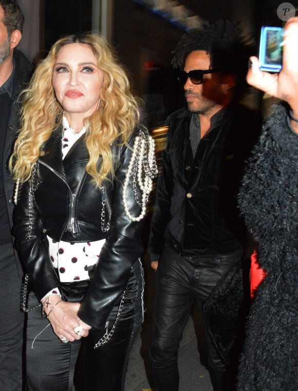 N'est pas Madone qui veut.
Madonna et Lenny Kravitz à la sortie d'une soirée dans le quartier de Manhattan à New York, le 13 novembre 2016