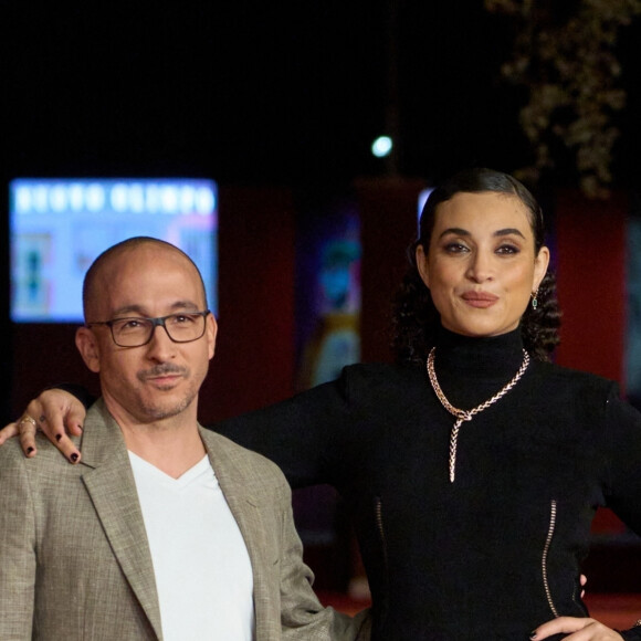 Un drame de Mehdi Fikri dans lequel elle est Malika, jeune femme souhaitant rendre justice à son frère, mort après une interpellation de police.
Mehdi Fikri et Camélia Jordana à la première du film "Avant que les flammes ne s'éteignent" lors de la 18ème édition du festival du film de Rome le 24 octobre 2023. 