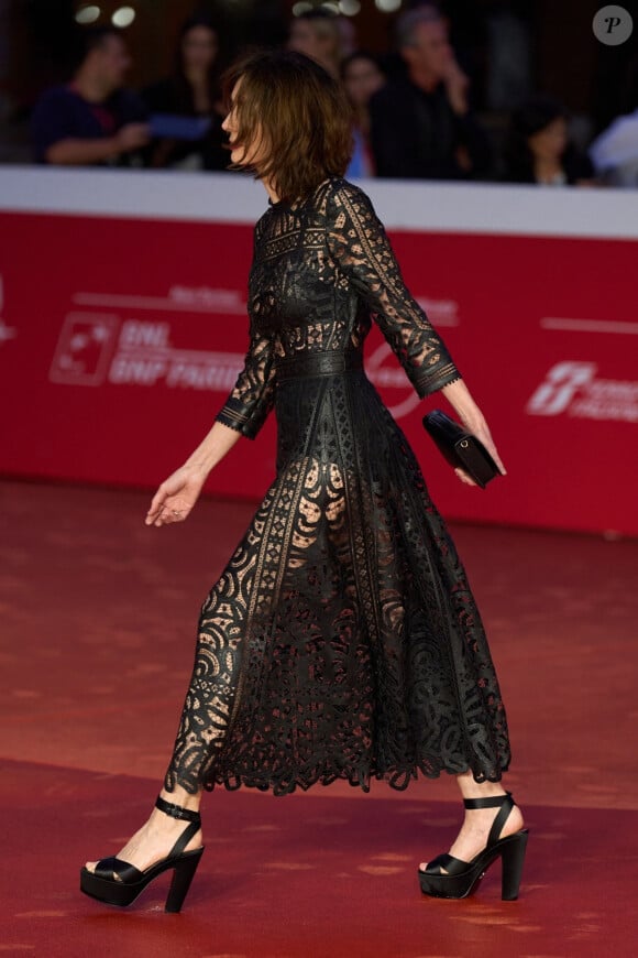 Dans un total look Dior constitué d'une robe à trous laissant apercevoir ses sous-vêtements
Anne Parillaud à la première du film "A la recherche" lors de la 18ème édition du festival du film de Rome le 24 octobre 2023. 