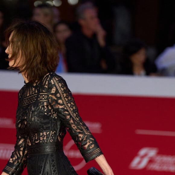 Dans un total look Dior constitué d'une robe à trous laissant apercevoir ses sous-vêtements
Anne Parillaud à la première du film "A la recherche" lors de la 18ème édition du festival du film de Rome le 24 octobre 2023. 