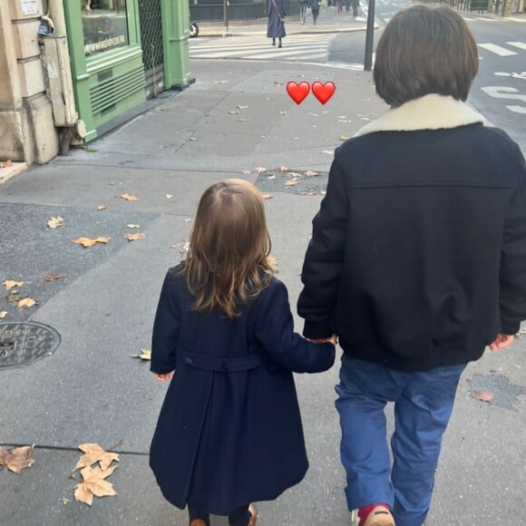 Elodie Piège, l'épouse du chef Jean-François Piège, partage une photo de leurs deux enfants Antoine et Pia sur Instagram.