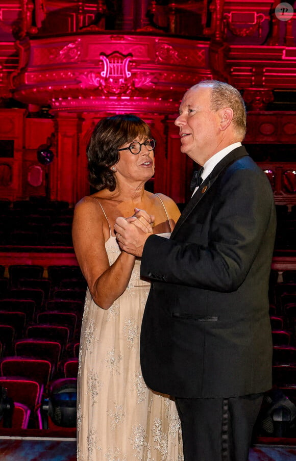 A l'occasion du Bal du Centenaire, où ils sont venus ensemble rendre hommage à leur père le prince Rainier.
Le prince Albert II de Monaco et la princesse Stéphanie de Monaco lors du Bal du Centenaire en hommage au Prince Rainier III au profit de "The Fight Aids Monaco" à l'atrium du Casino de Monte-Carlo à Monaco, le 20 octobre 2023. © Jean-Charles Vinaj/Pool Monaco/Bestimage 