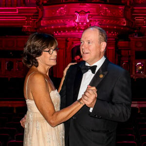 Le prince Albert II de Monaco et la princesse Stéphanie de Monaco lors du Bal du Centenaire en hommage au Prince Rainier III au profit de "The Fight Aids Monaco" à l'atrium du Casino de Monte-Carlo à Monaco, le 20 octobre 2023. © Jean-Charles Vinaj/Pool Monaco/Bestimage 